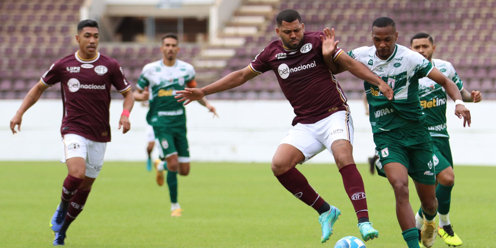 Faroeste na série “D” do Brasileirão: homens armados estariam ameaçando jogadores em partida decisiva