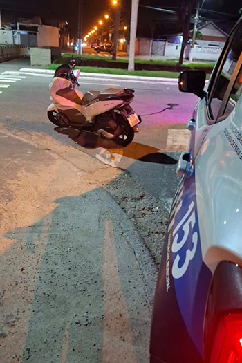 Adolescente é flagrado com moto furtada e é apreendido em Praia Grande