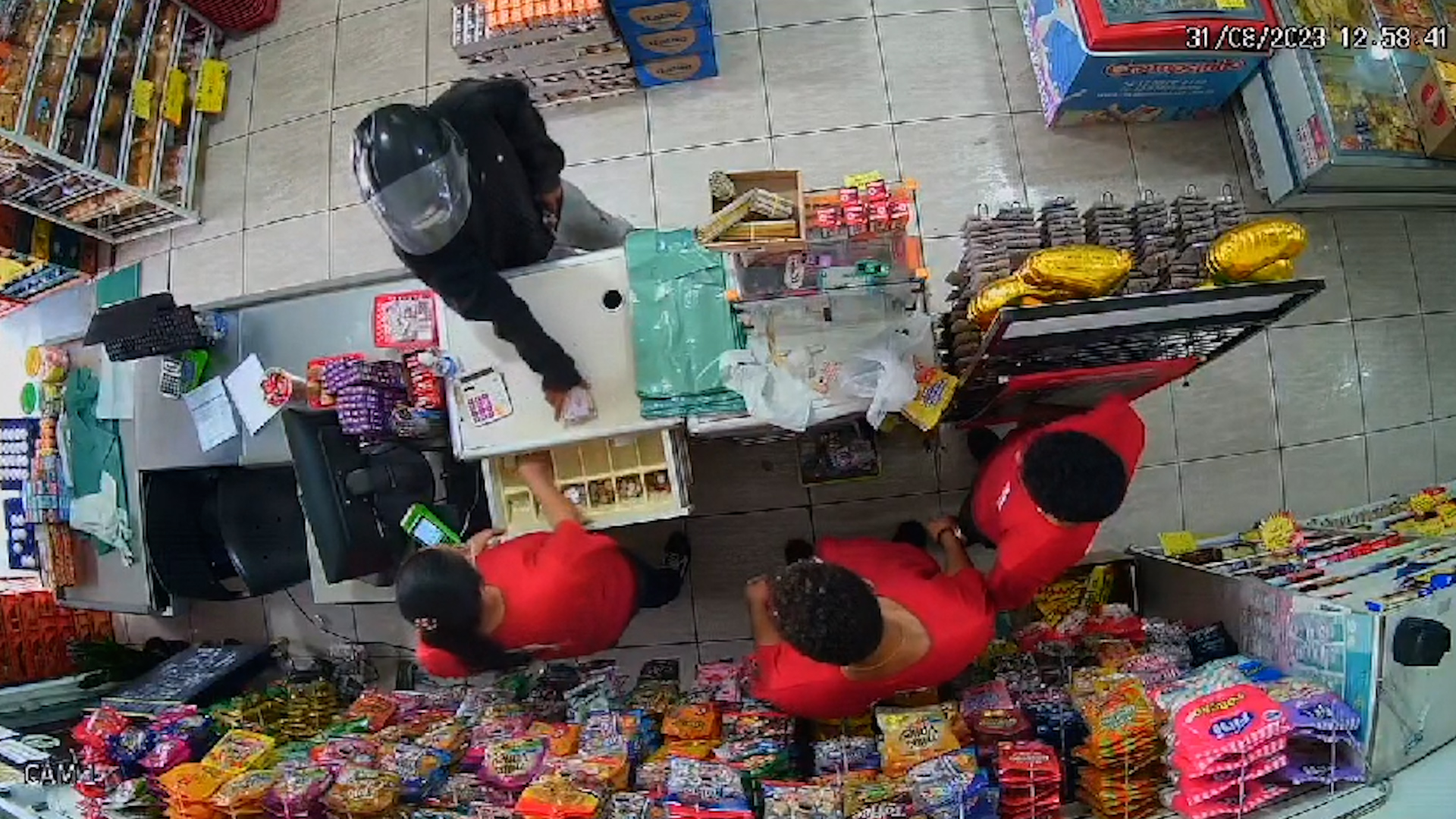 Bandido armado invade mercado e rende funcionários em Hortolândia Bandido armado invade mercado e rende funcionários em Hortolândia