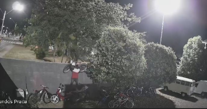 Nem a delegacia escapa: em Indaiatuba os bandidos pularam o muro para furtar bicicletas