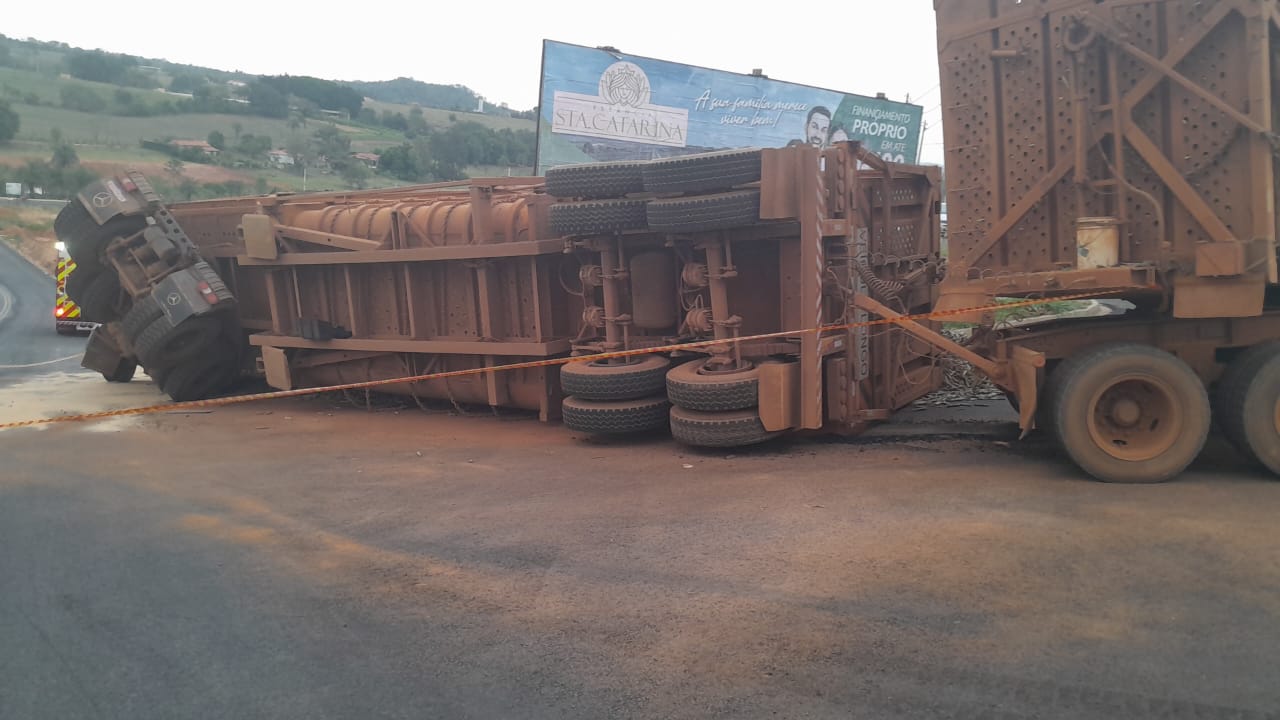 Caminhão bitrem carregado de cana-de-açúcar tomba em Itapira