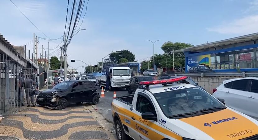 Caminhão desgovernado atinge veículos e deixa motociclista ferido