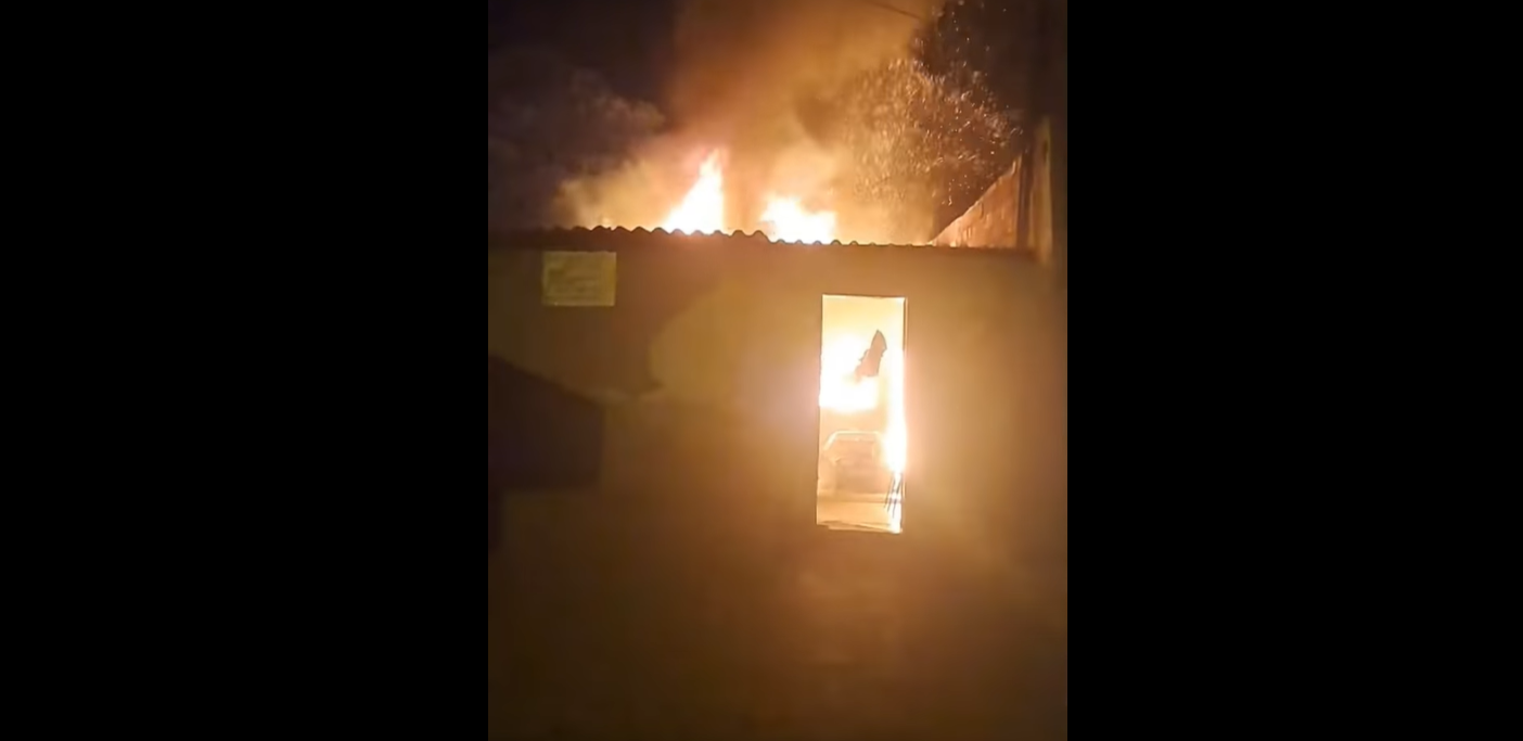 Vídeo flagra o momento em que casa é tomada por incêndio no bairro Parque Ribeirão