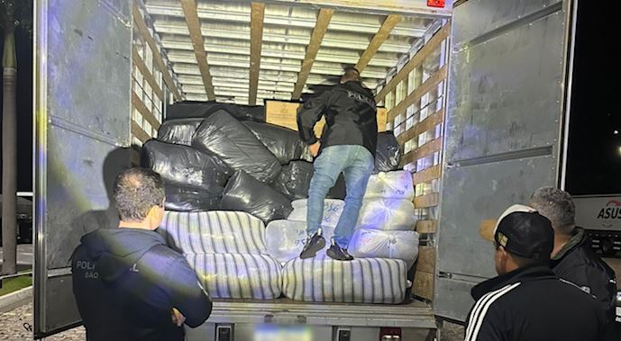 Combate a pirataria: Polícia apreende em Campinas caminhão lotado de roupas
