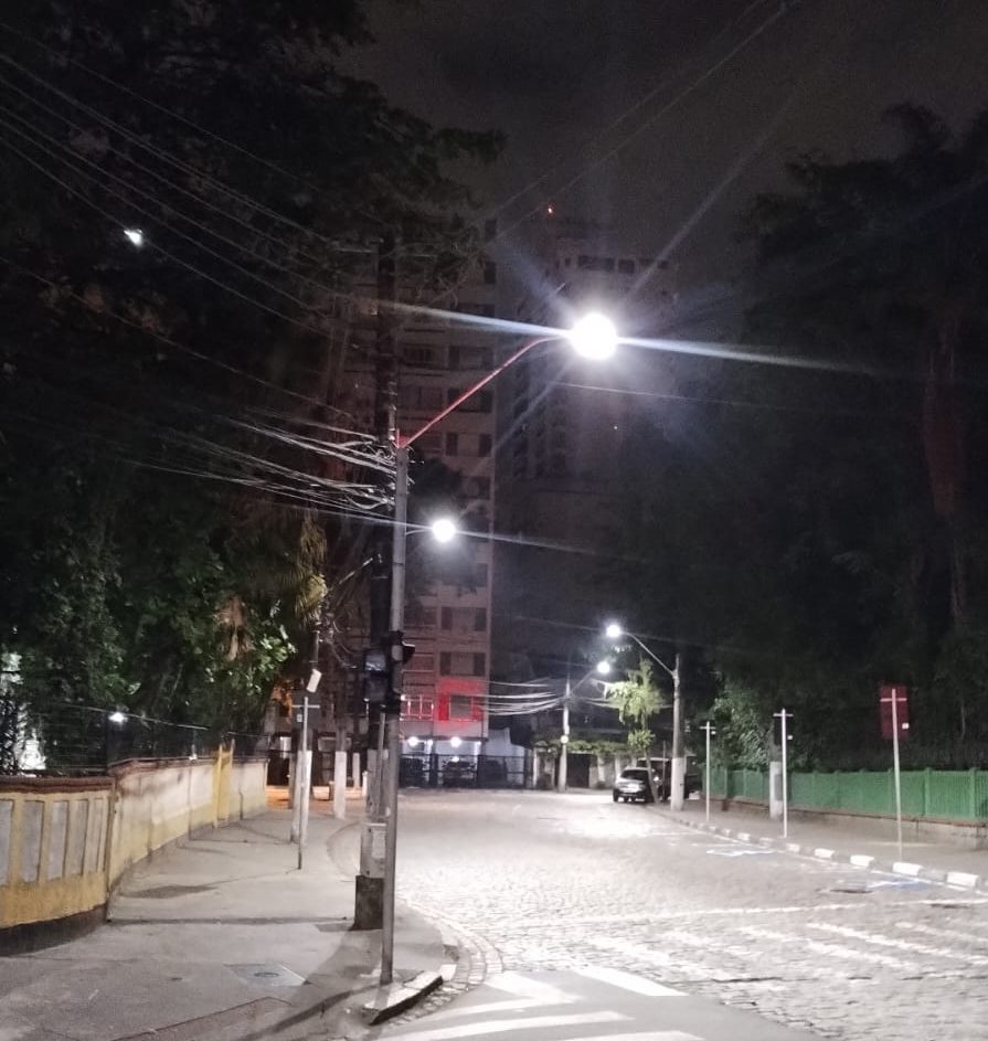 Nova iluminação reforça a segurança em praça de Santos