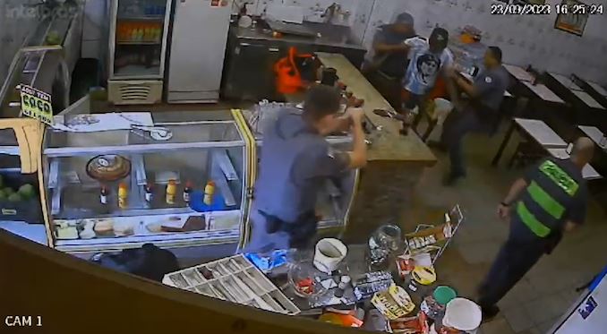 Dois homens são presos em flagrante durante assalto a restaurante. Veja vídeo