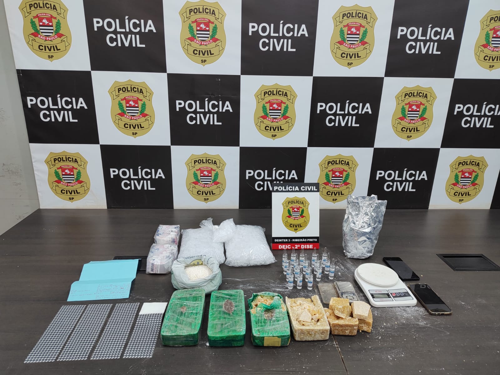 No conforto do lar: Polícia prende homem que recebia dinheiro para guardar drogas em apartamento