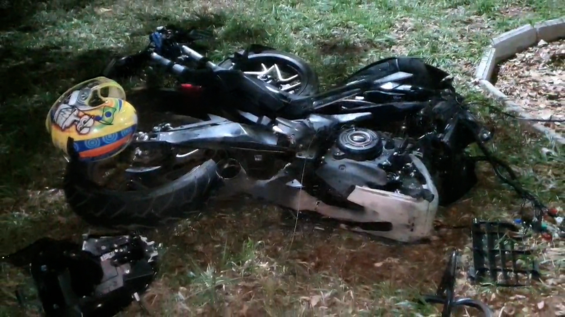 Dupla em fuga da polícia morre após bater moto contra árvore em Campinas