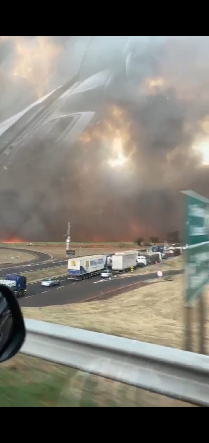 Dia virou noite: Incêndio paralisa temporariamente a rodovia Anhanguera entre Orlândia e Sales Oliveira. Veja o vídeo