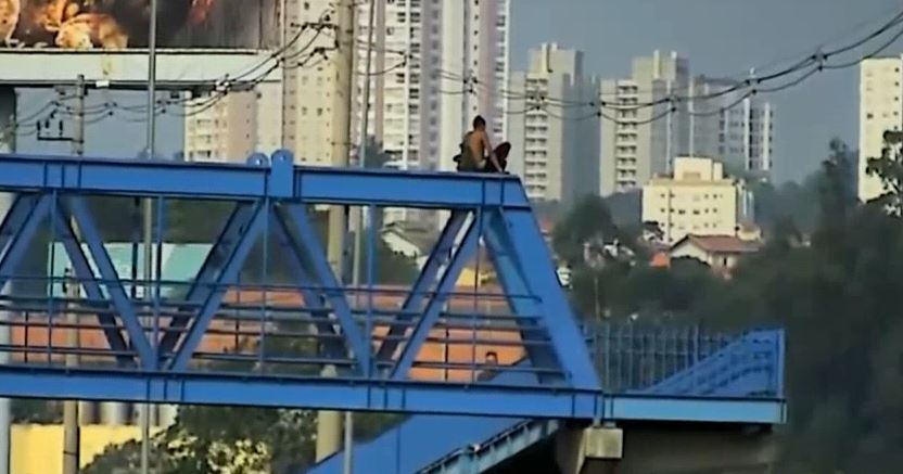 Homem escala passarela e arranca fios na rodovia D. Pedro