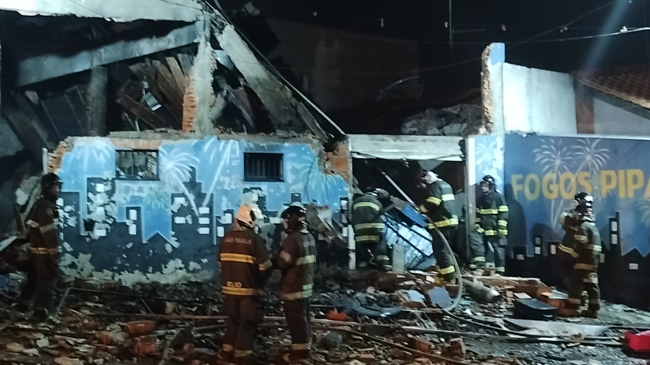 Moradores são retirados das casas após explosão em loja de fogos