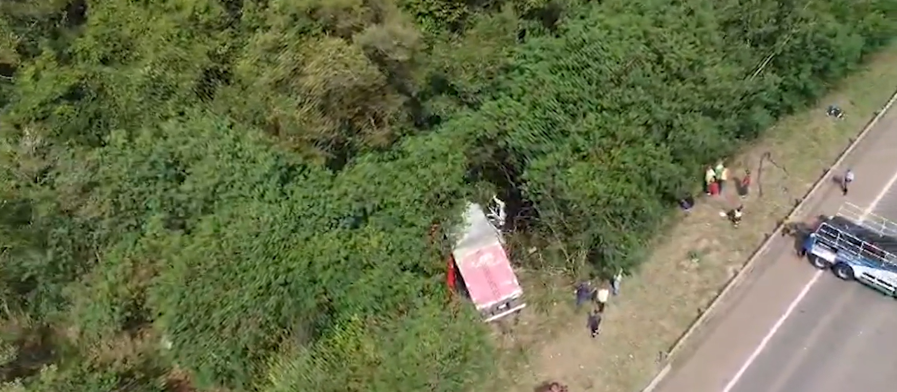 Motorista morre após queda de caminhão em ribanceira