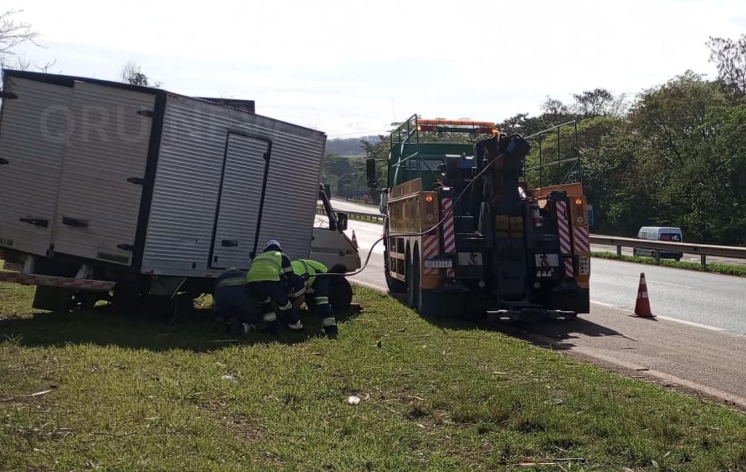 Eixo do caminhão solta e provoca acidente com morte na Cândido Portinari