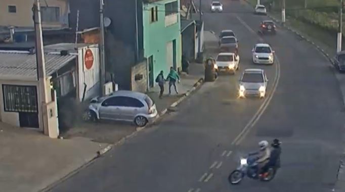 Flagrante: Motorista perde o controle do carro e invade restaurante em Atibaia