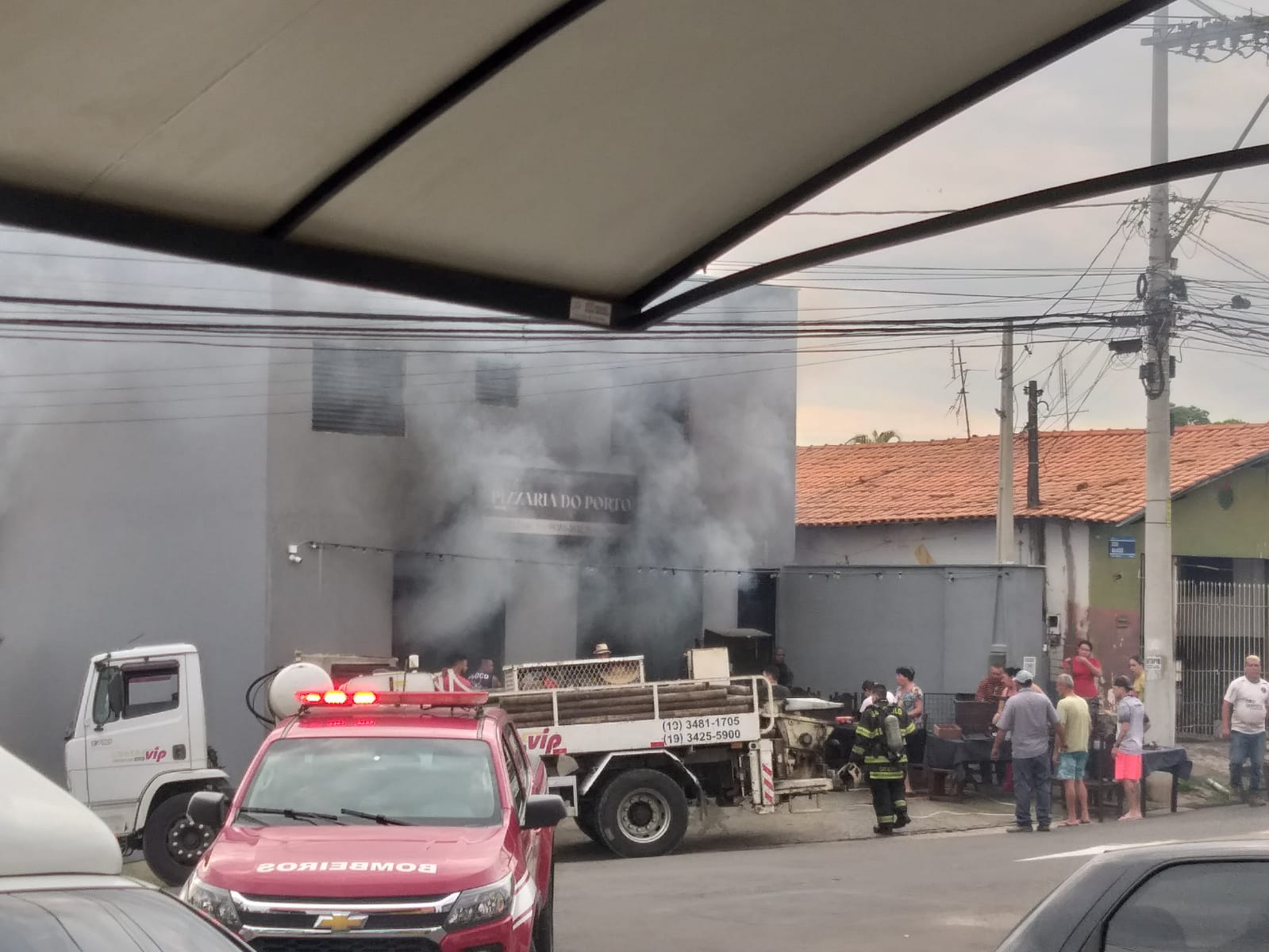 Pizzaria pega fogo em Piracicaba e mobiliza Corpo de Bombeiros