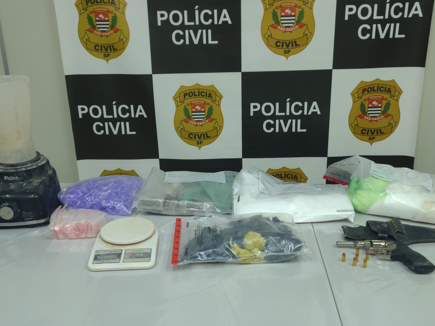 Polícia Civil apreende drogas e revólver em ponto de distribuição de entorpecentes em Campinas Polícia Civil apreende drogas e revólver em ponto de distribuição de entorpecentes em Campinas