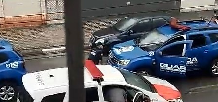 Moto é recuperada após troca de tiros em Santos