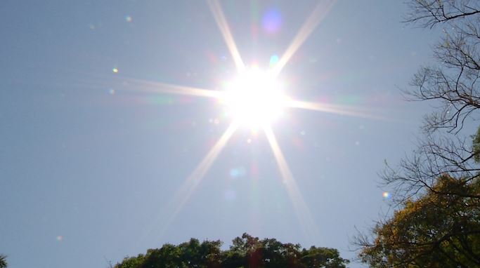 Temperatura bate recorde: prefeitura alerta para baixa umidade e riscos de exposição ao sol