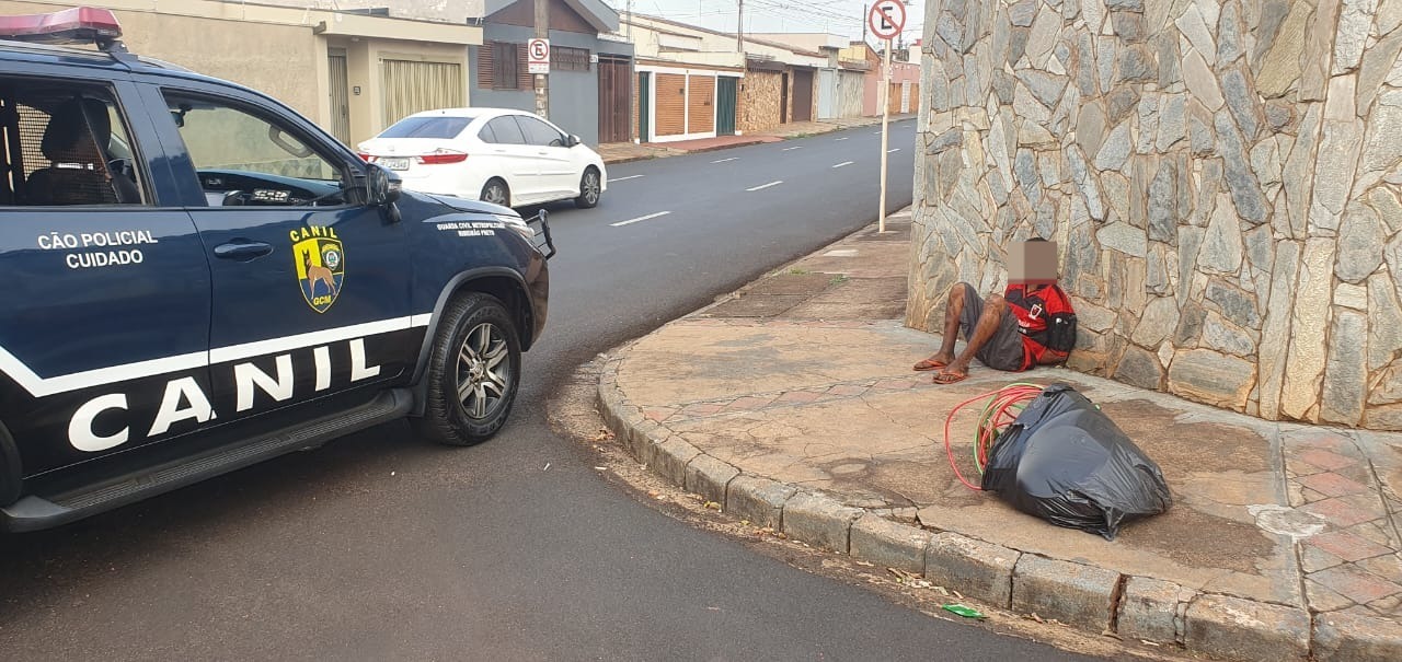 Fio Maravilha: Com a camisa do Flamengo, homem é preso por furtar fios na Meira Jr.