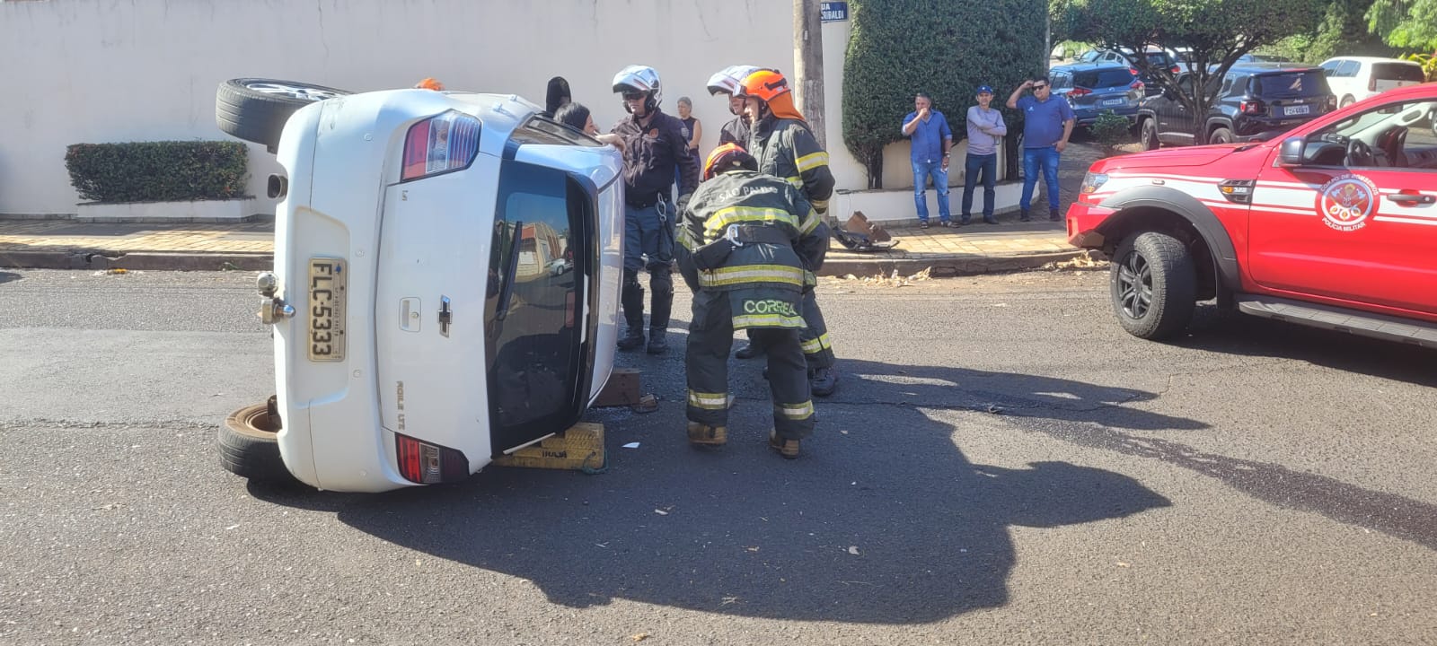 Duas mulheres ficam feridas após tombamento de veículo na rua Garibaldi