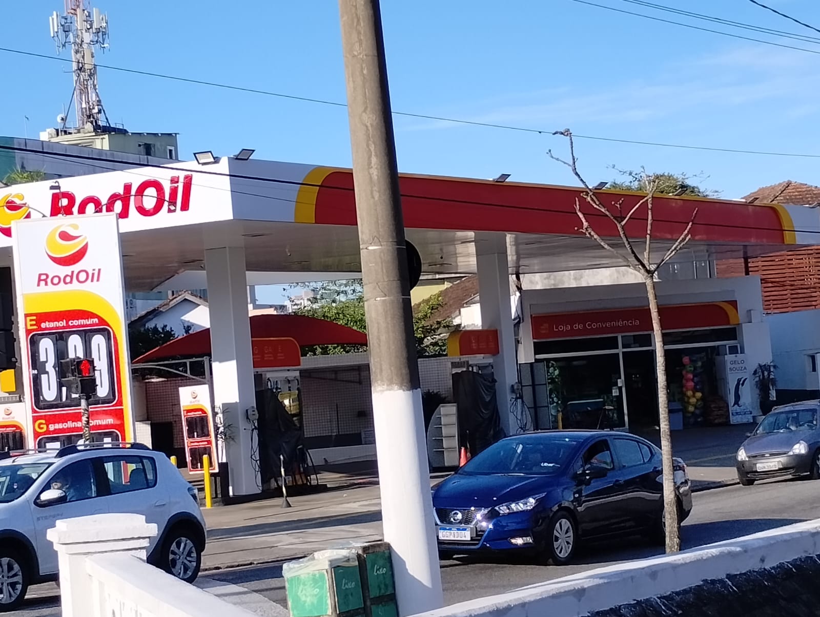 Postos de combustíveis de Santos são interditados e multados