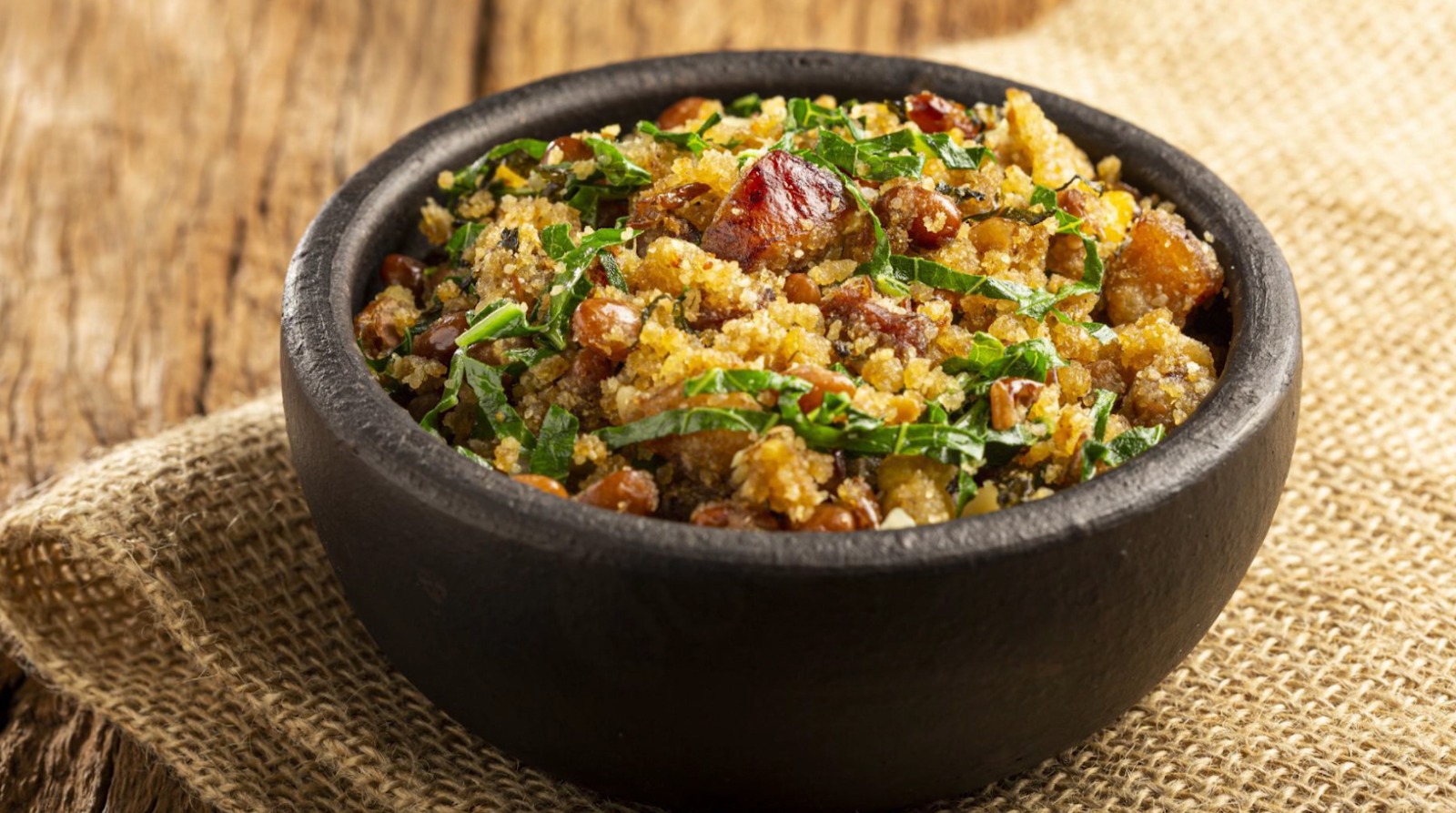 Aprende a fazer um prato prático e fácil: feijão tropeiro