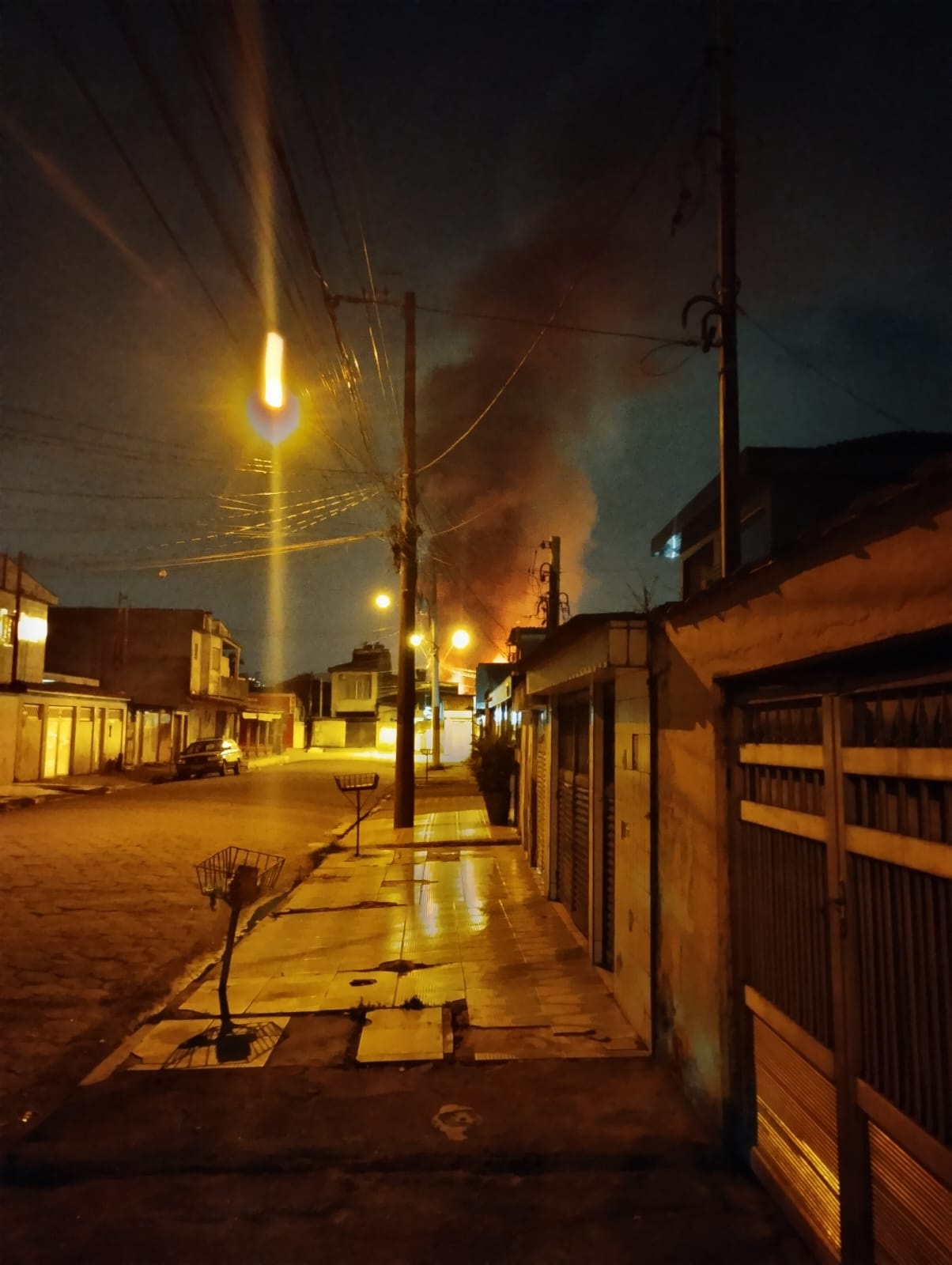 Primeira-dama doa cestas básicas às famílias afetadas pelo incêndio em Santos