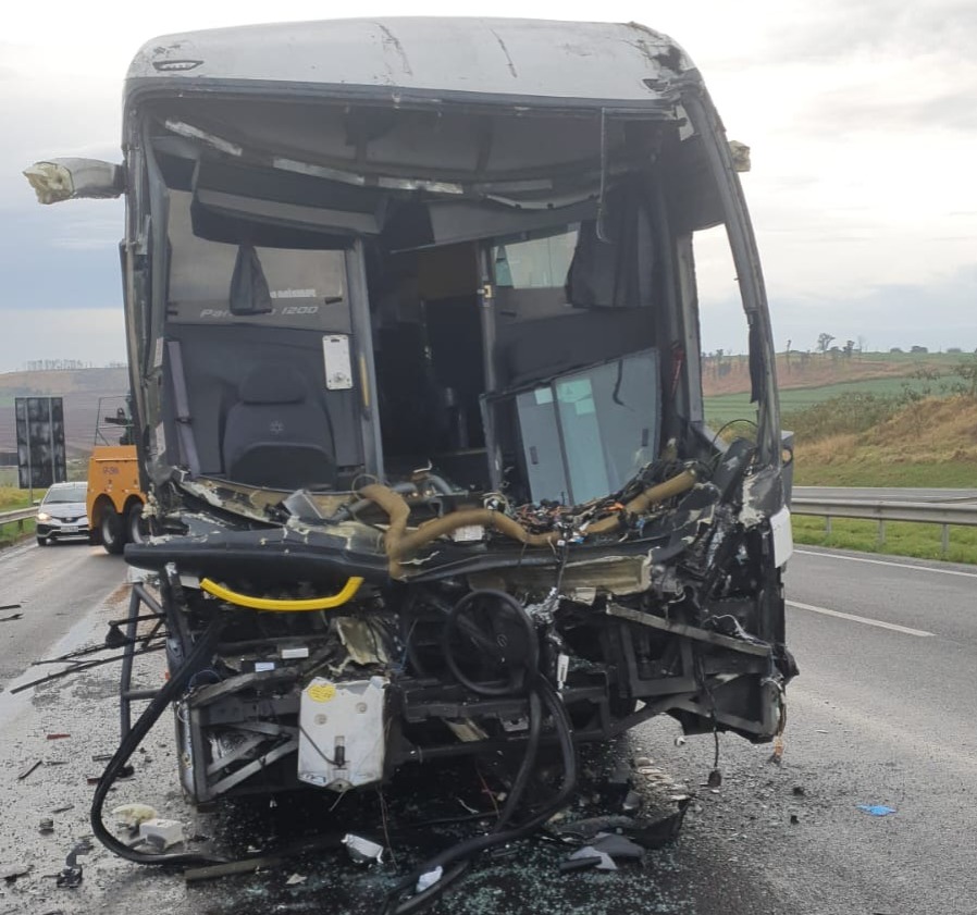 Acidente envolvendo ônibus e caminhão deixa ferido na rodovia Anhanguera