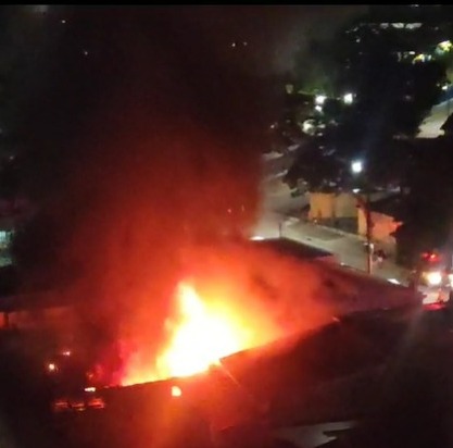 Oficina mecânica irregular pega fogo em São José