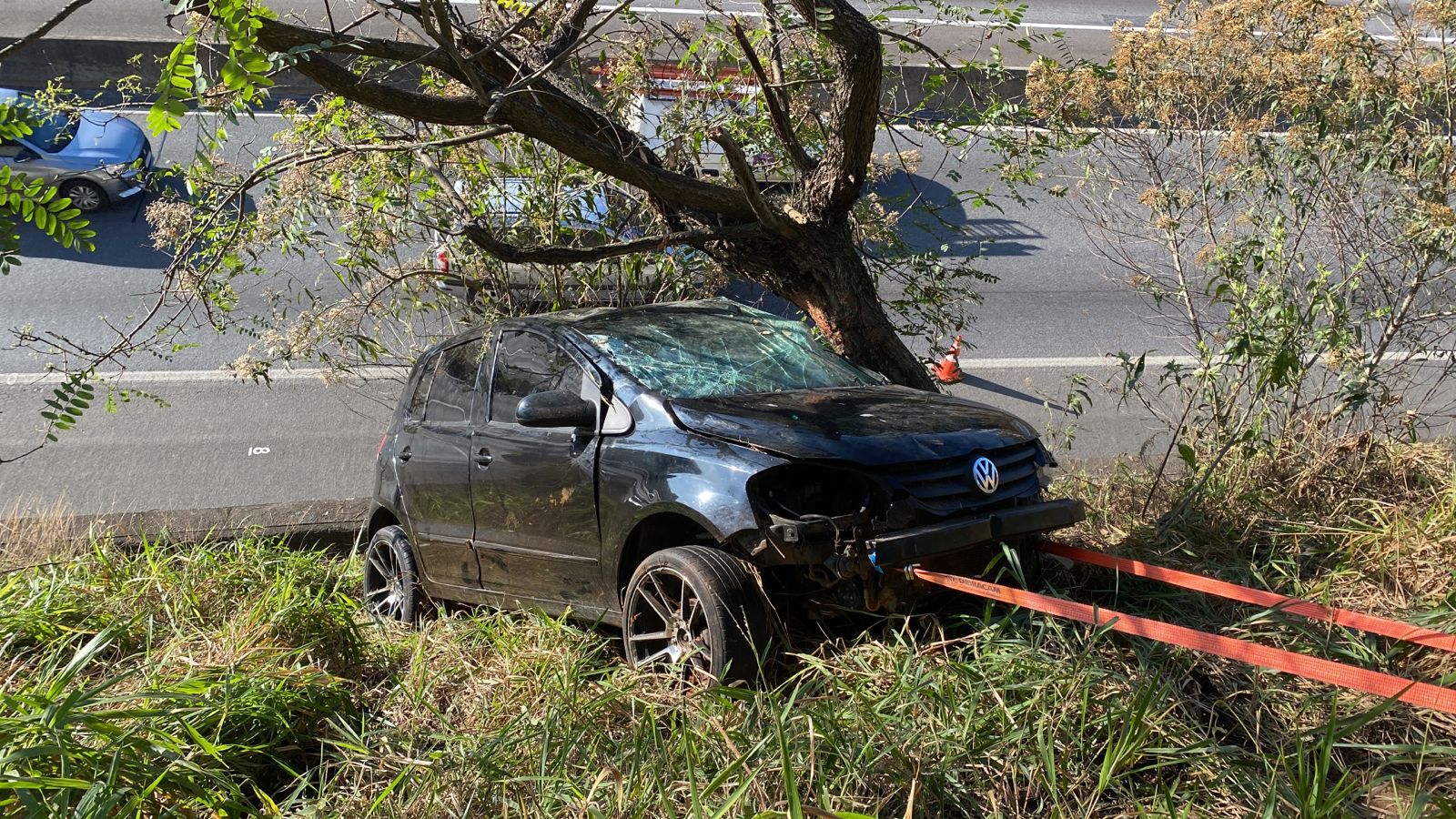 carro pendurado no barranco na dutra