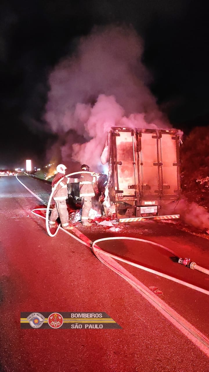 caminhão com frango pega fogo em sjc