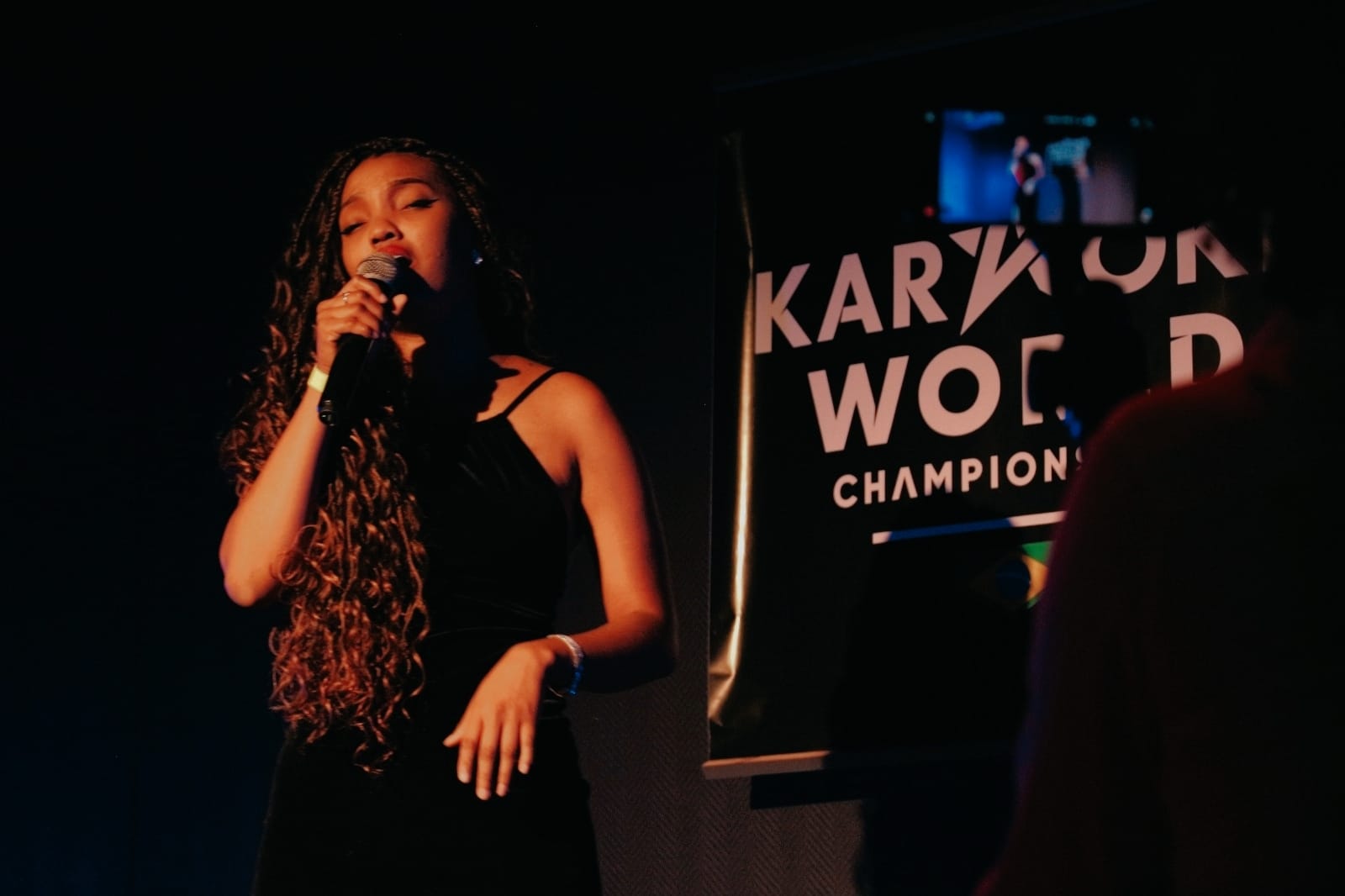 Cantora de Taubaté se classifica para a final do Campeonato Mundial de Karaokê