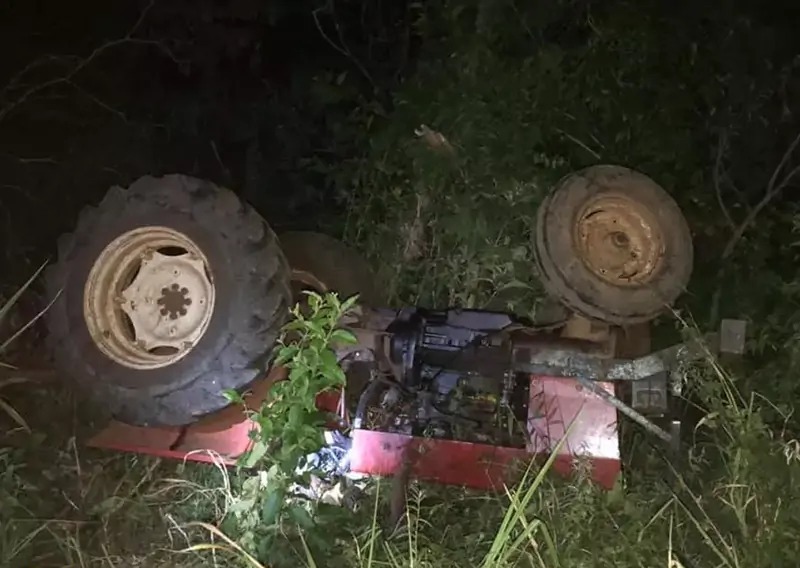 Furtou, mas não levou: Suspeito furta trator mas capota na rodovia