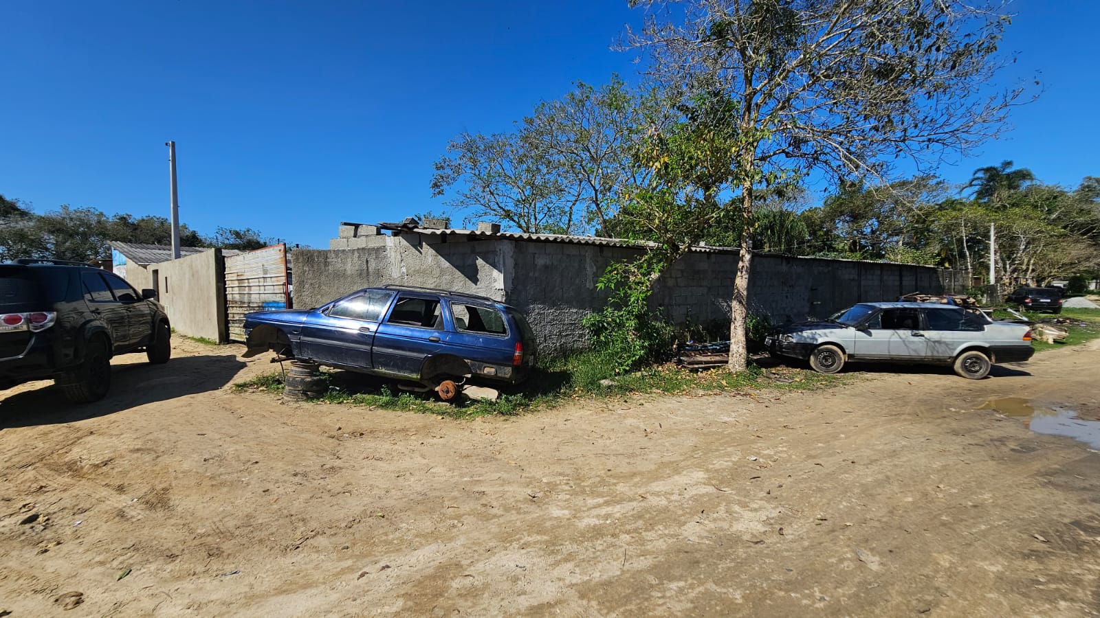 Imóvel usado para desmanche clandestino no Litoral sul é encontrado e carros são apreendidos