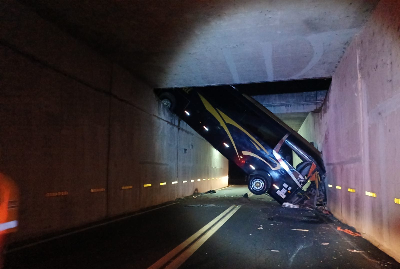 Ônibus de turismo cai de viaduto na SP-340 em Campinas