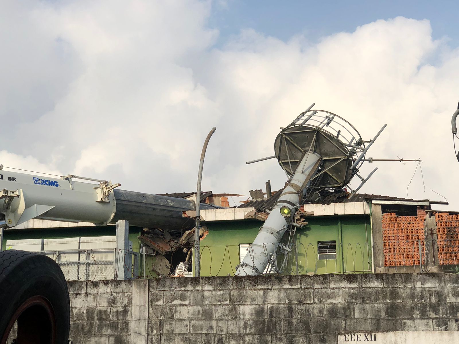 Caminhão guindaste que desabou sobre oito casas no Guarujá espera para ser removido