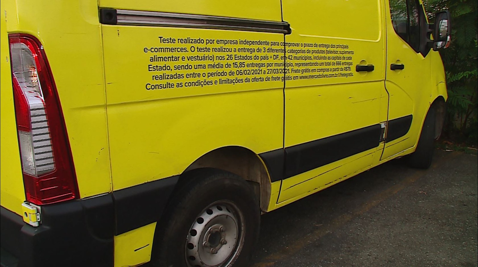 Ladrões roubam utilitário carregado com mercadoria e fazem motorista refém