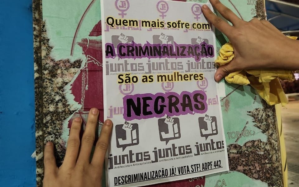 Ribeirão Preto amanhece com colagens de protesto contra a criminalização do aborto