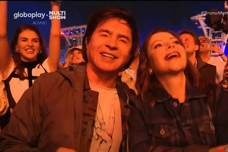 Xororó canta ‘Evidências’ da plateia do show de Bruno Mars no The Town