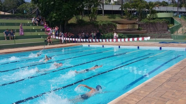 Vinhedo abre 350 vagas para aulas de natação gratuita