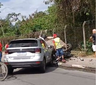 Carro capota e homem fica ferido na Área Continental de São Vicente