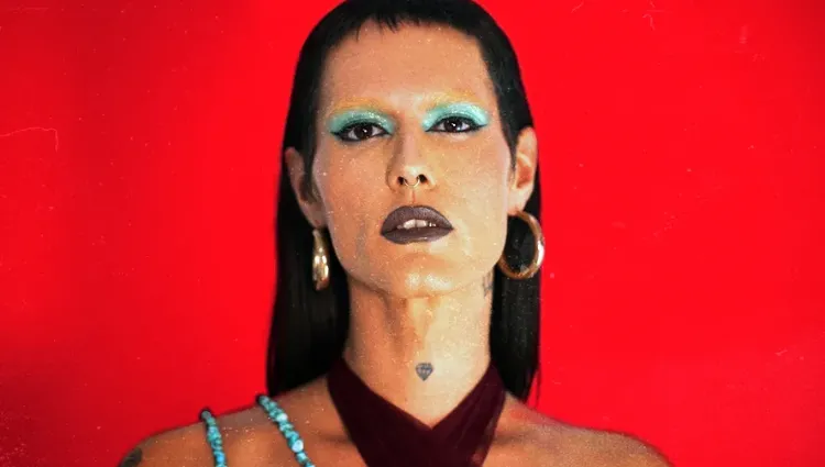 “Belezas são coisas acesas por dentro” Filipe Catto canta Gal Costa em disco de rock.