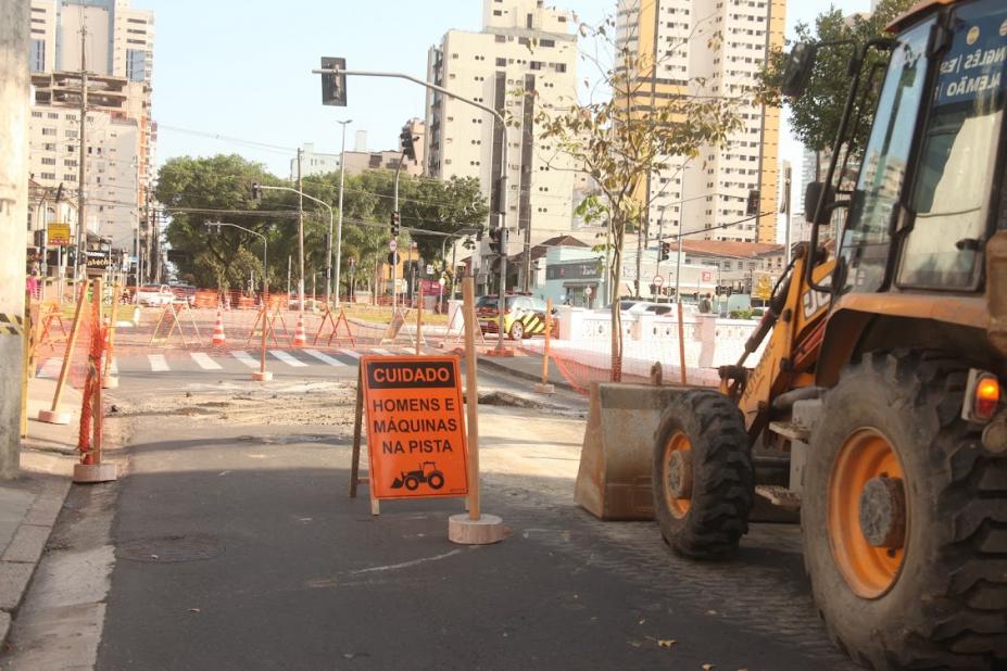 Nova rota: trânsito do Canal 02 de Santos é alterado em razão de obra após abertura de cratera