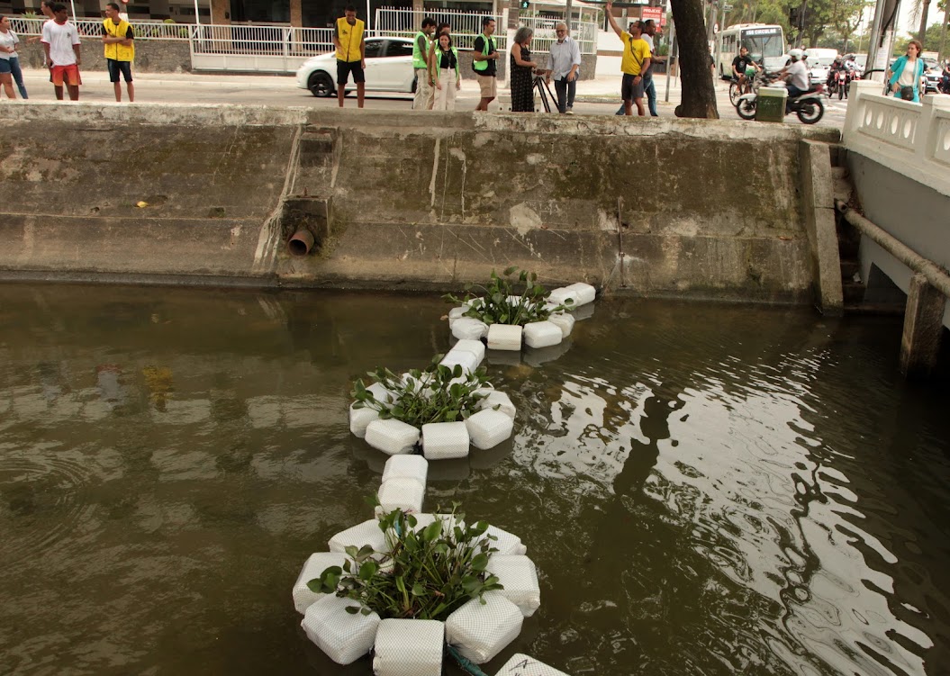 Barreiras ecológicas são implantadas para dar ‘vida’ aos canais de Santos