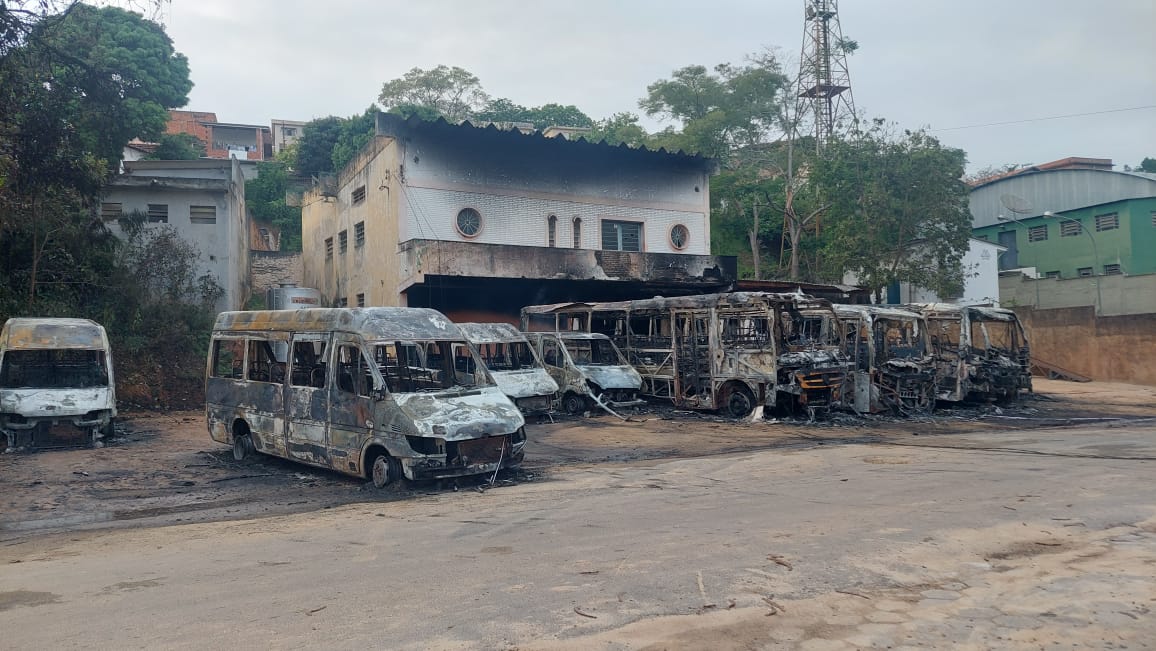 veículos da prefeitura de redenção da serra queimados