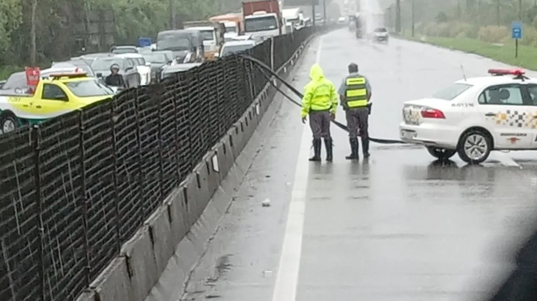 Cabos de energia caem e interditam rodovia do Litoral