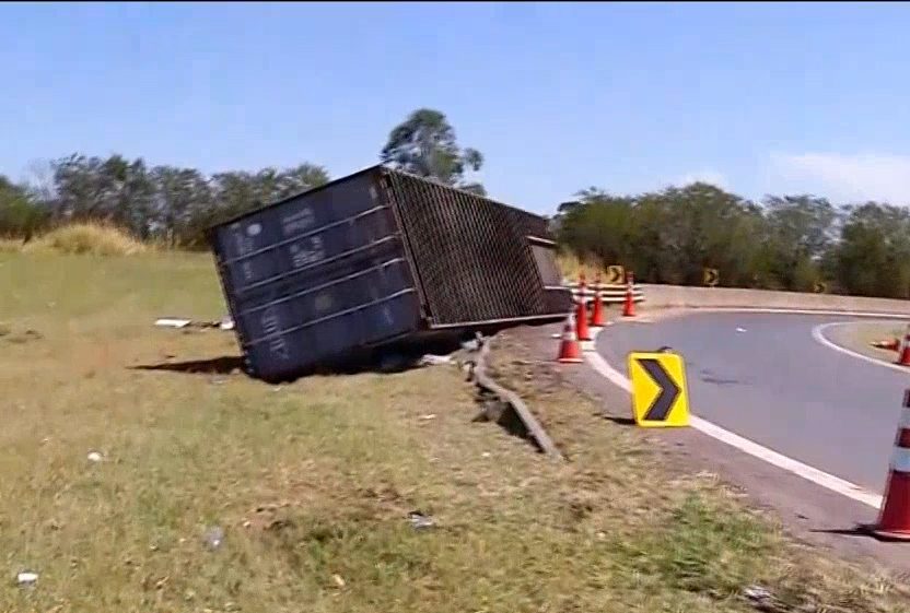 Motorista morre depois de caminhão com cerveja tombar em Valinhos