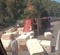 Carreta com algodão tomba e gera o ‘caos’ em rodovia do Litoral