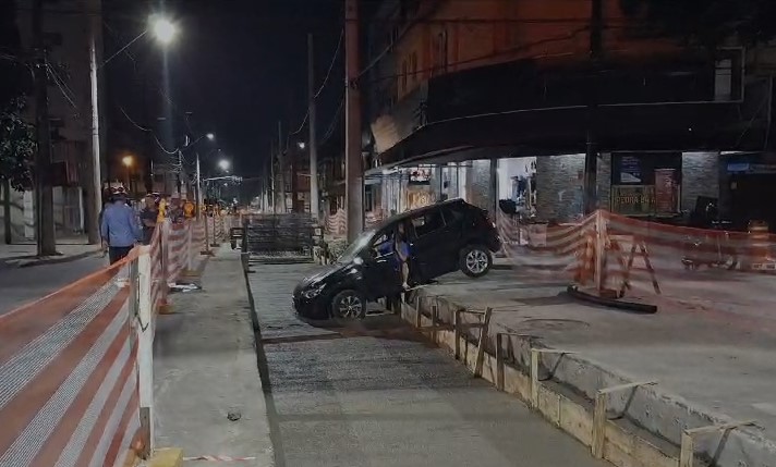 Apressadinho: Carro vai parar no canteiro de obras do VLT de Santos