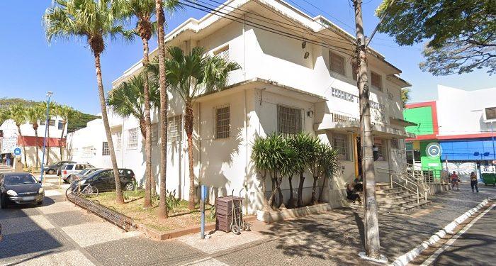 Ataque de fúria: Homem quebra guichê e computador em Agência dos Correios